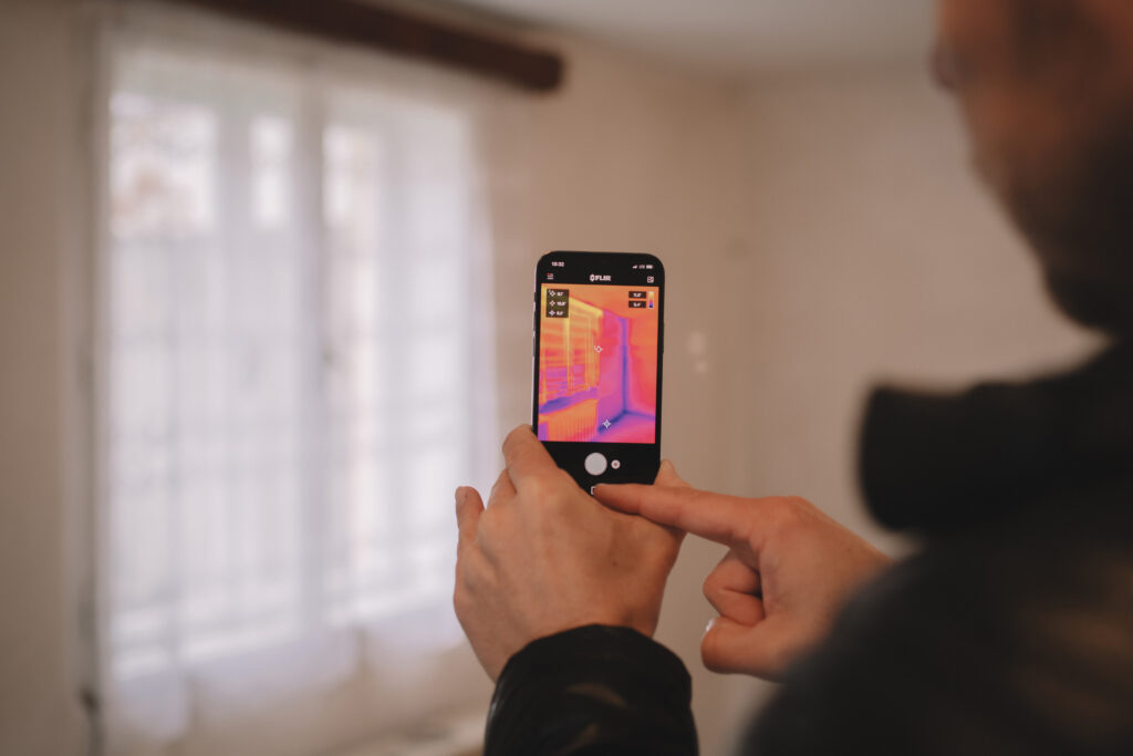 Technický inspektor využívá termokameru FLIR připojenou k mobilu při inspekci.